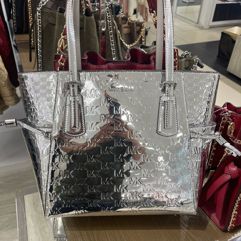 MICHAEL KORS Voyager Large Patent Logo Debossed EW Shoulder Tote Bag
Silver
NWT - Picture 5 of 16